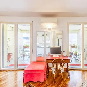 https://casaviva-appartamento-con-terrazza-e-parcheggio-a-genova.hotelitalianriviera.com